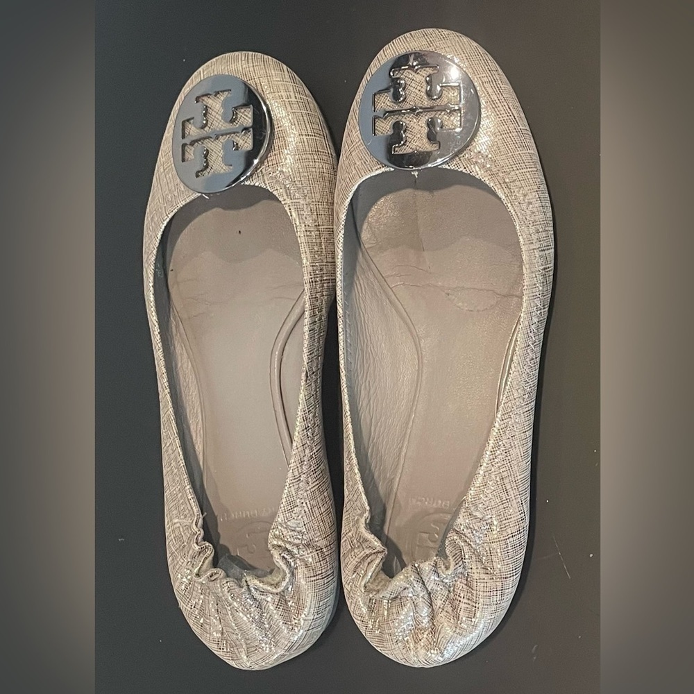 Tory Burch Reva Flat Size 8 Silver Pewter Leather Lg Silver Medallion Timeless